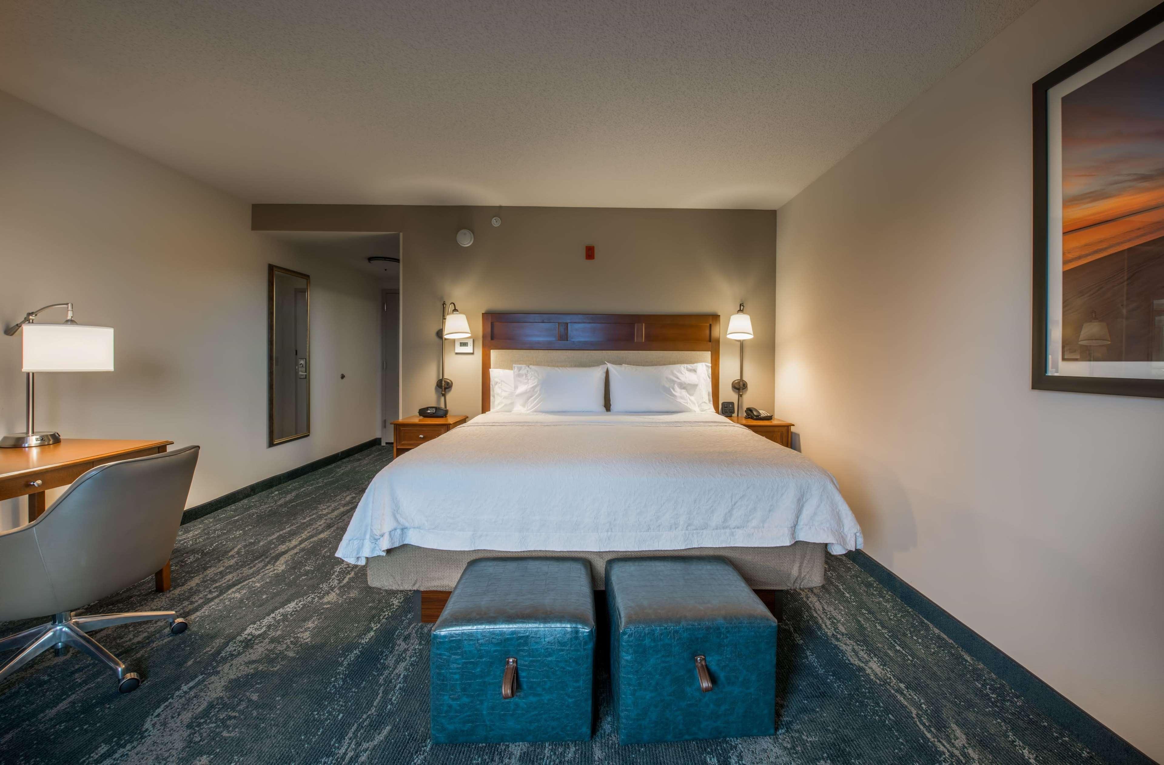 Hampton & Hotel