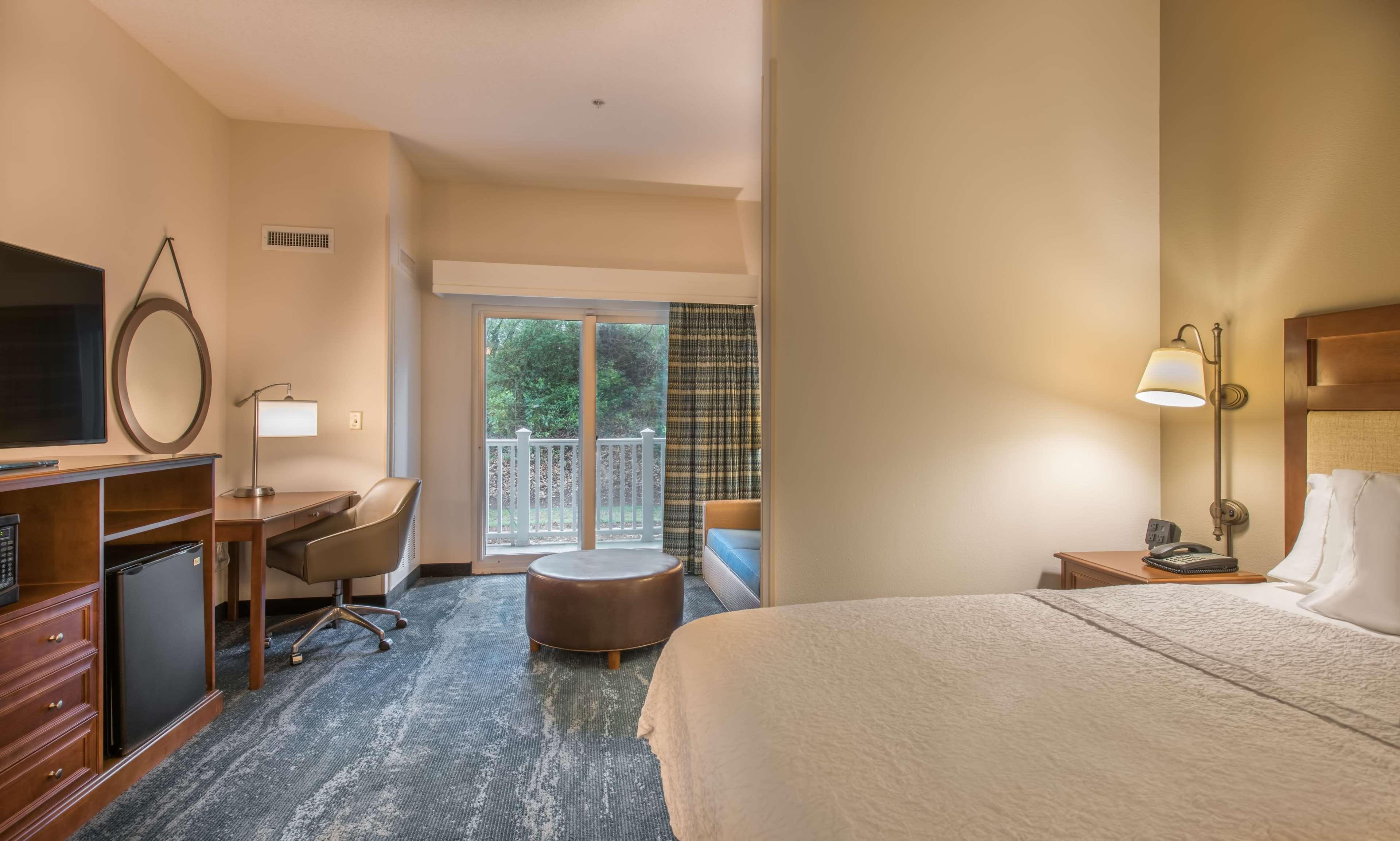 Hampton & Hotel