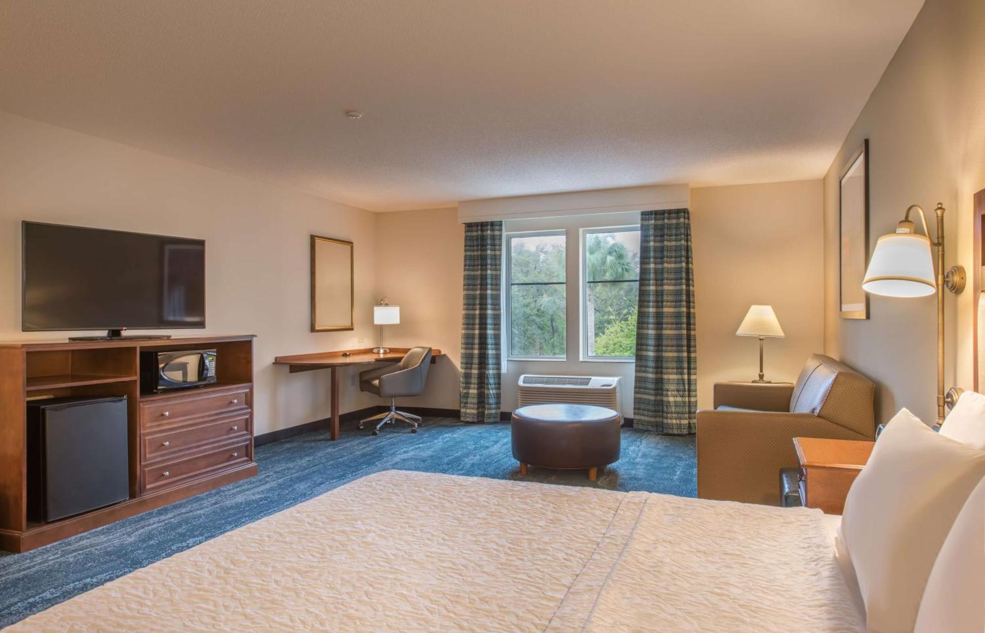 Hampton & Hotel