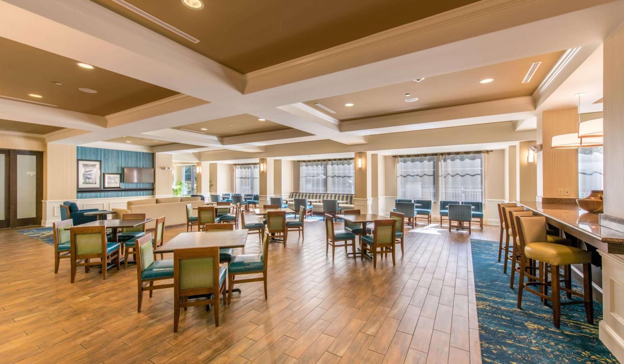 Hampton & Hotel