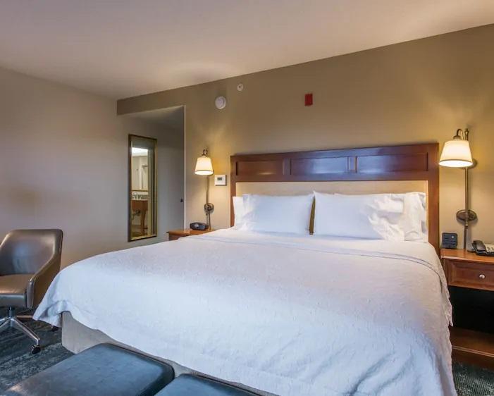 Hampton & Hotel